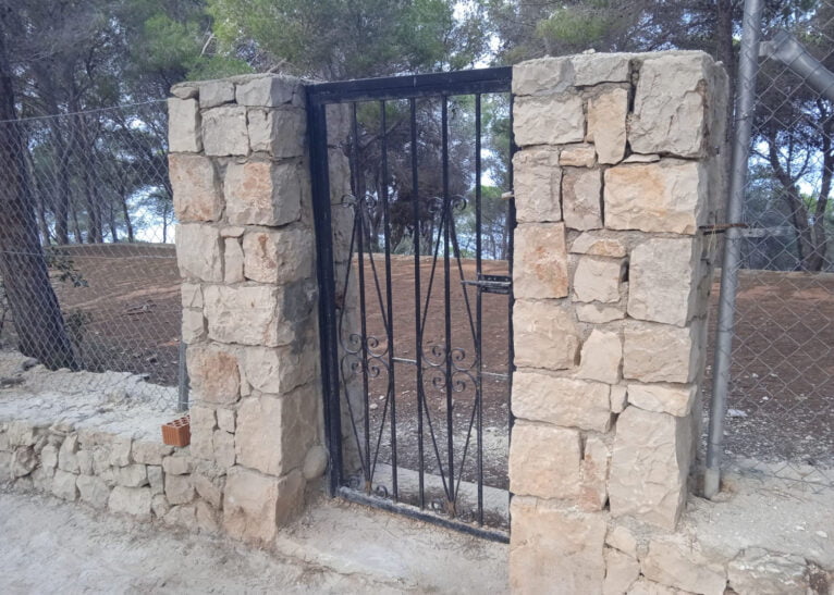 Puerta de la parcela que da acceso a la Cala del Francés