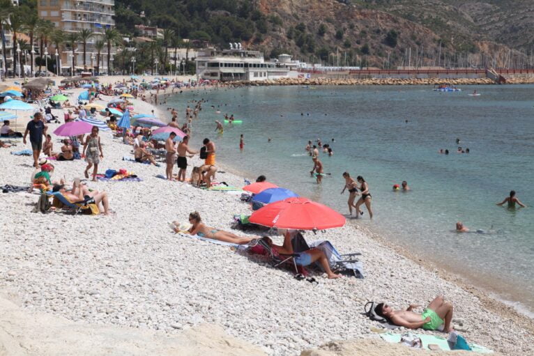 Turistas en la playa de la Grava durante este verano de 2023