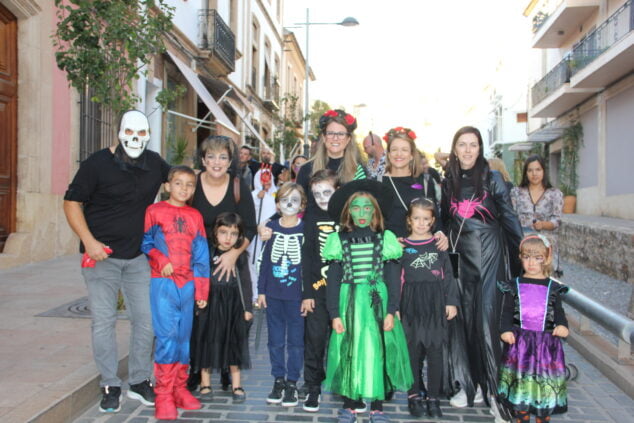 Imagen: Grupo de amigos en el Bubotafest Xàbia 2023