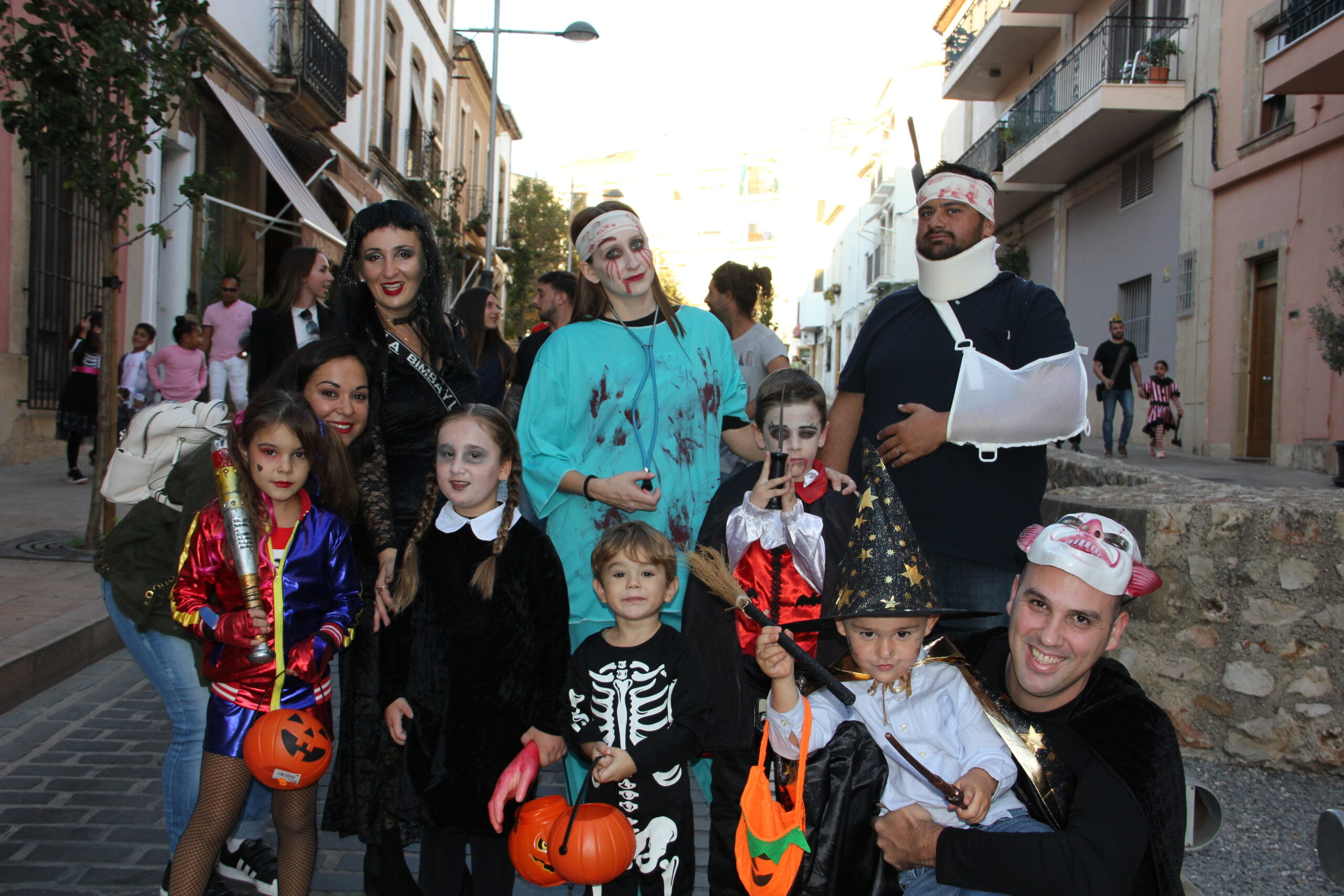 Grupo de amigos en el Halloween Xàbia 2023, el Bubotafest