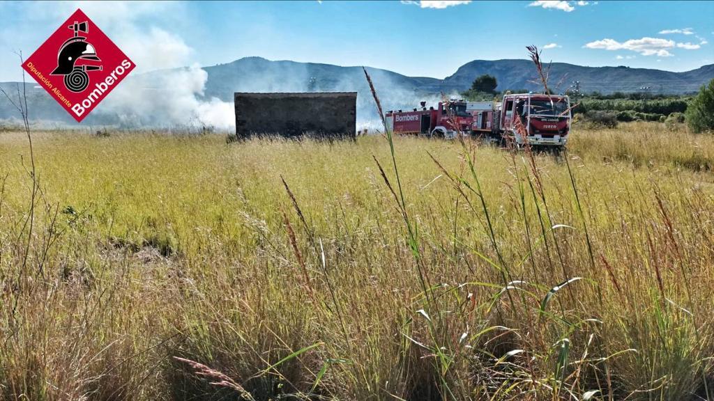 Incendio en una parcela de cultivo de Xàbia