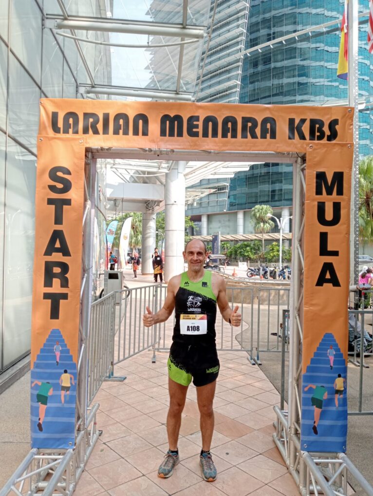 Nasio Cardona en la carrera vertical de malasia