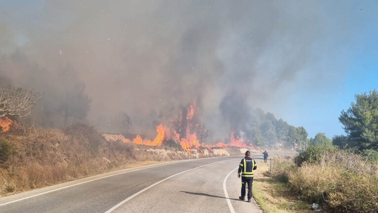 Efectivos en el incendio forestal en Xàbia