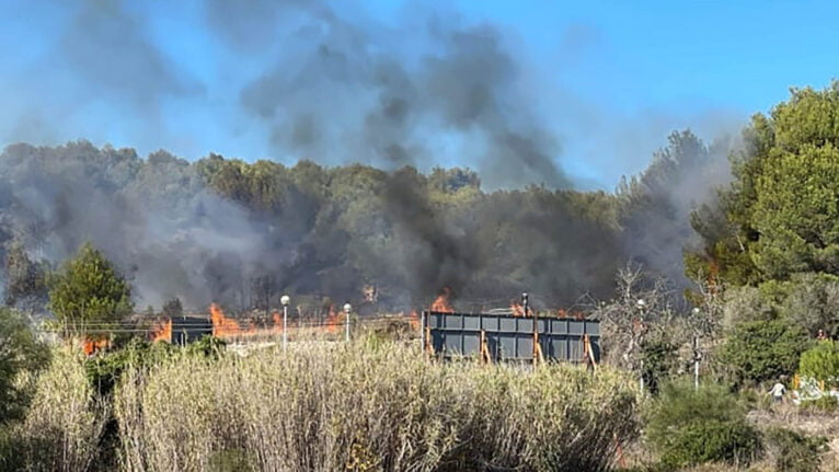 Incendio forestal declarado en Xàbia junto a la CV-747