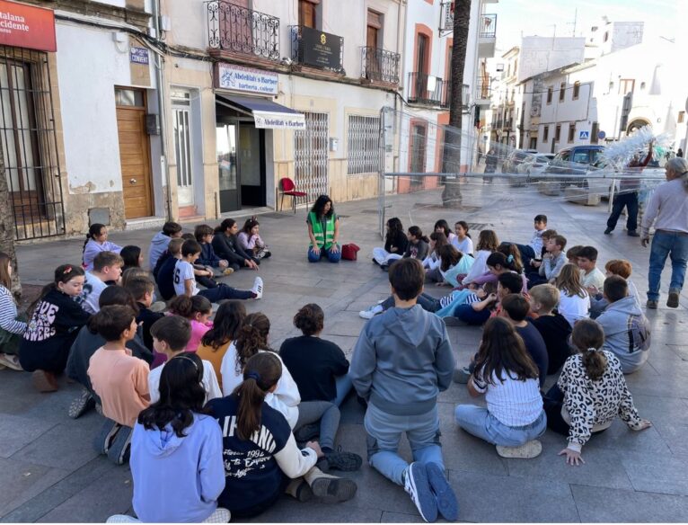 Alumnos de Xàbia en el montaje del árbol sostenible