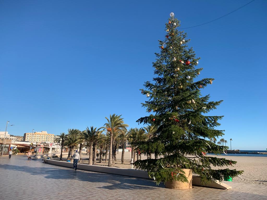 rbol de Navidad en el paseo del tenista David Ferrer en el Arenal de Xàbia