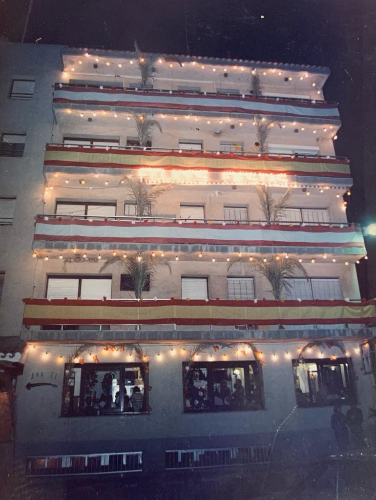 Edificio de El Clavo decorado por las fiestas de Duanes de la Mar