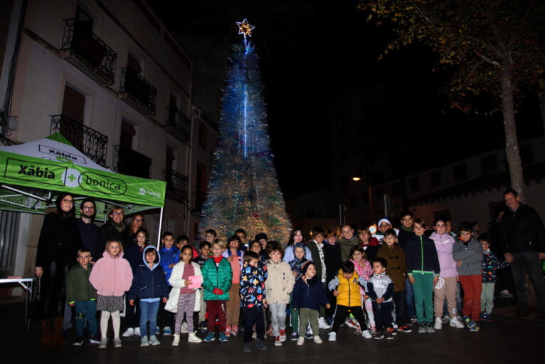 Escolares en el encendido del árbol sostenible de Xàbia