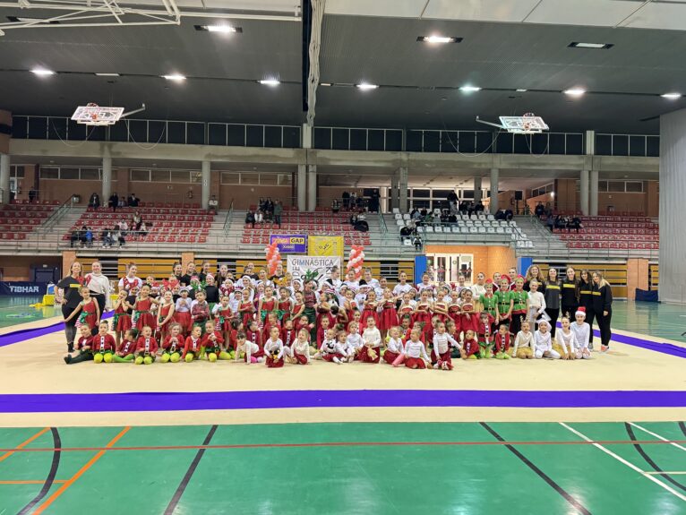 Gimnastas en el Festival de Navidad del Club Gimnàstica Rítmica Xàbia