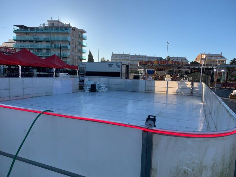 Montaje de la pista de patinaje de hielo sintéticoen Xàbia