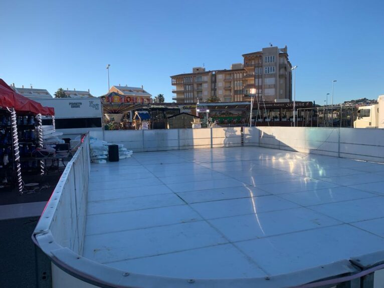 Montaje de la pista de patinaje en el Mercado de Navidad del Arenal de Xàbia