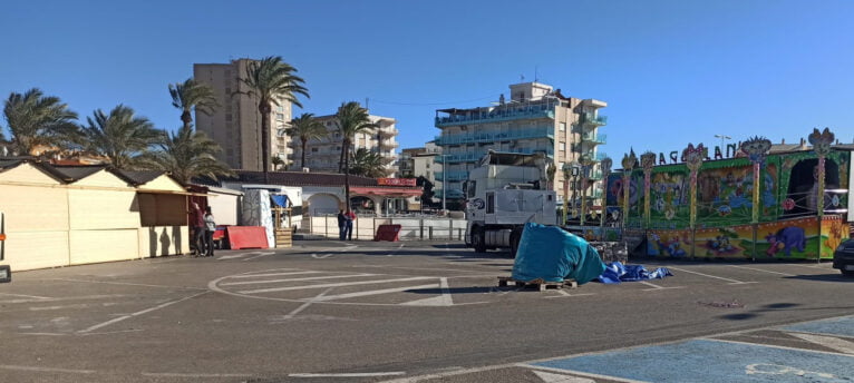 Montaje del Mercado de Navidad y pista de patinaje en el Arenal