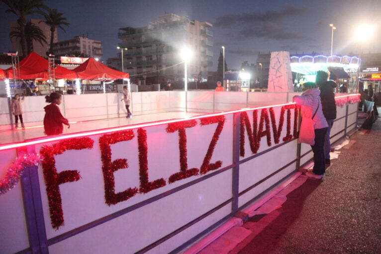 Pista de patinaje sobre hielo en Xàbia de la Feria de Navidad del Arenal