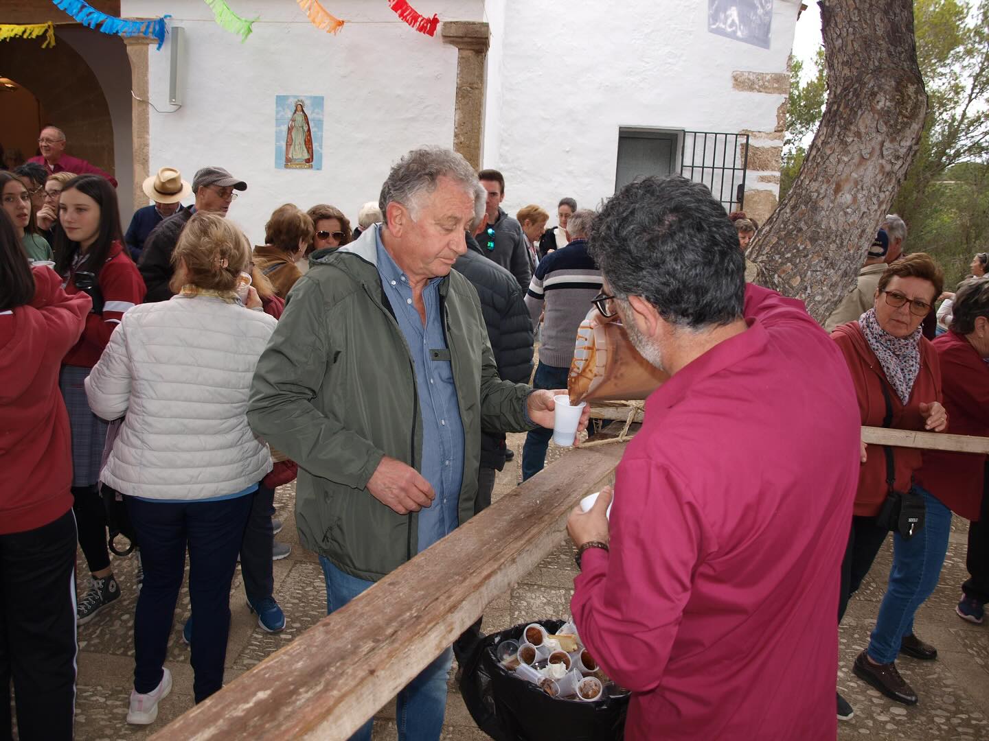 Reparto de chocolate en el día de Santa Llúcia