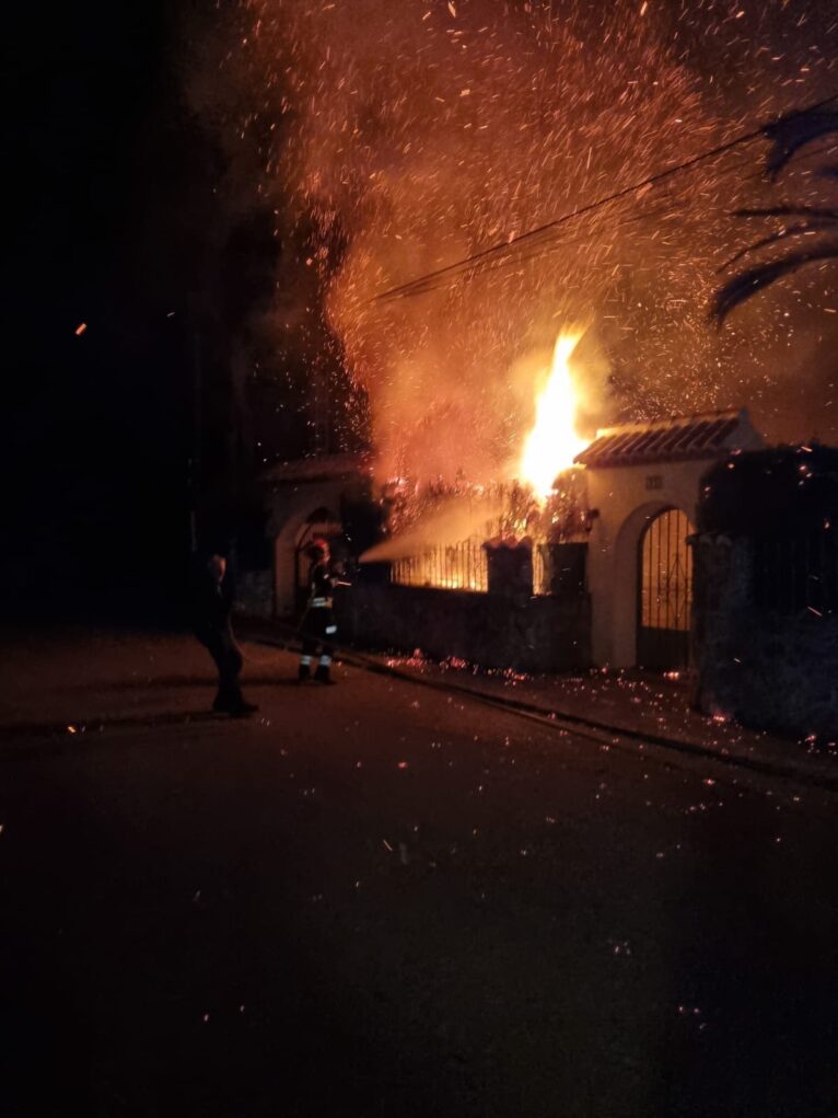 Bomberos sofocando las llamas en el Tossalet Foto PLX