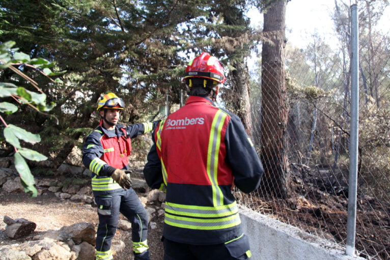 Bomberos trabaja en la extinción del incendio del Tossalet (10)