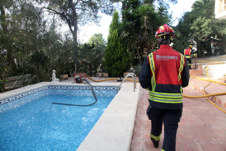 Bomberos trabaja en la extinción del incendio del Tossalet de Xàbia