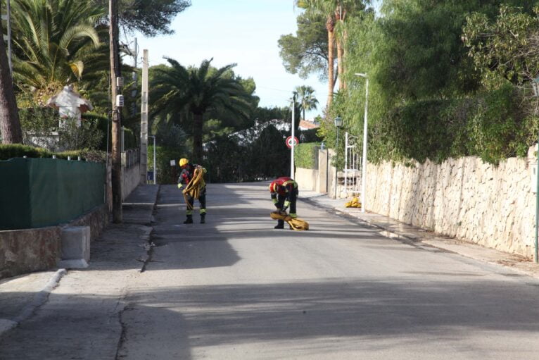 Bomberos trabaja en la extinción del incendio del Tossalet (13)