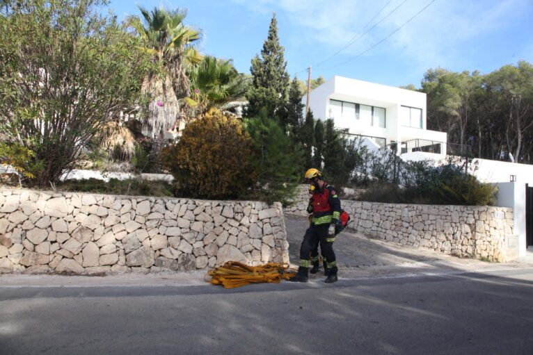 Bomberos trabaja en la extinción del incendio del Tossalet (14)