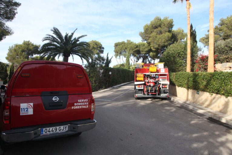 Bomberos trabaja en la extinción del incendio del Tossalet (3)