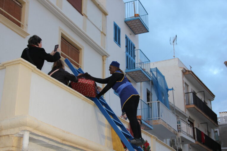 Entrega de regalos en la Cabalgata Reyes Magos de Oriente Xàbia 2024