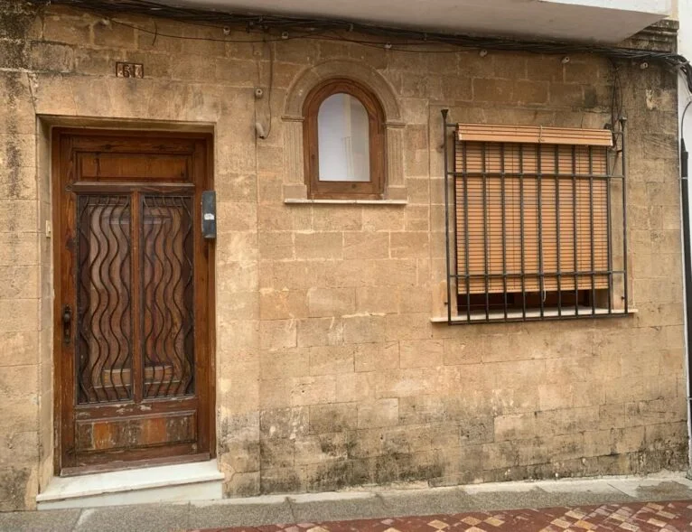 Fachada de la casa de Xàbia con la hornacina vacía