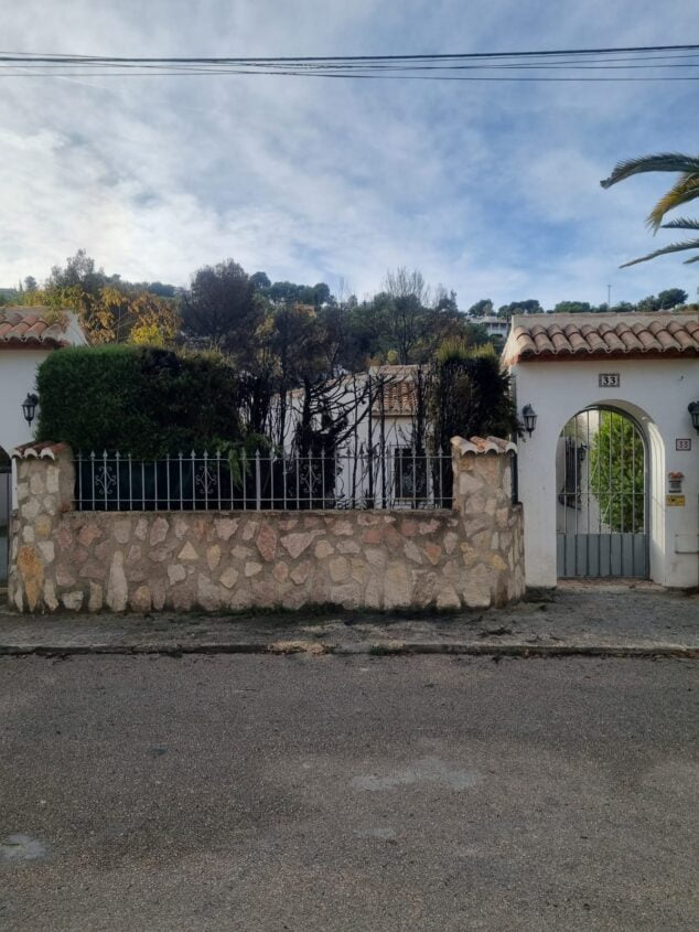 Imagen: Jardín de una vivienda afectado por el fuego