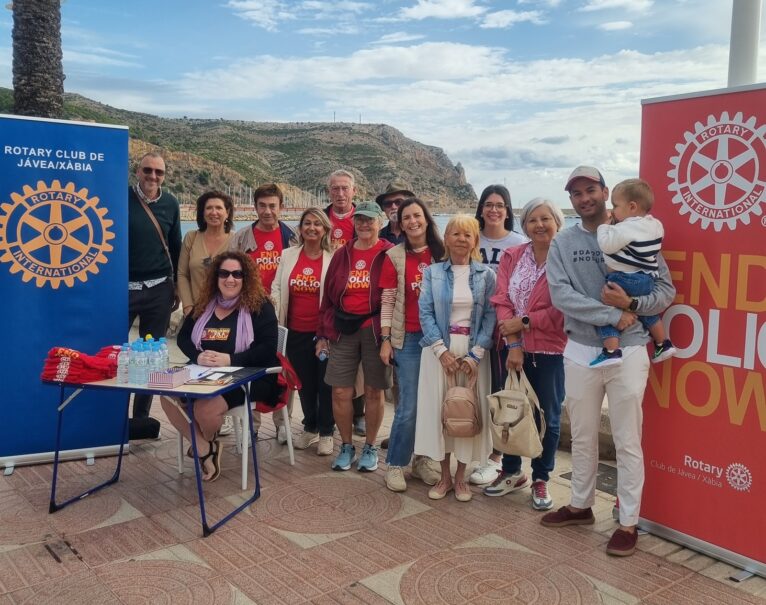 La edil de Sanidad Fátima Jarjor con miembros del Rotary en la marcha de la Polio 2023