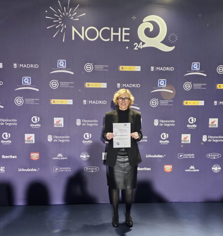 Rosa Cardona recoge el distintivo de Q de Calidad para las oficinas de turismo de Xàbia