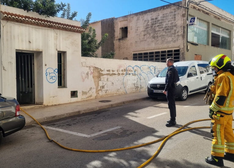 Bomberos en las tareas de extinción