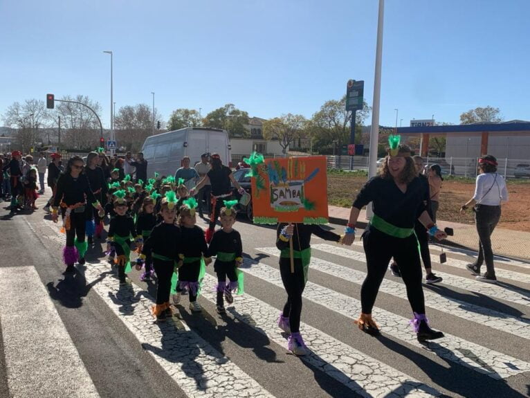 Carnaval Colegio Trenc d'Alba 2024. Alumnos representando la Samba