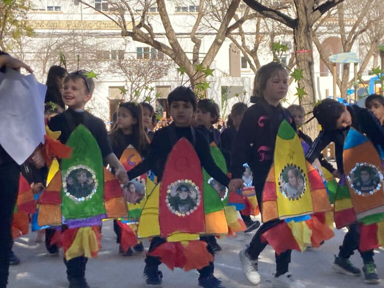 Carnaval escolar Xàbia - CEIP Mediterrània con la temática Universo | Foto S.P.