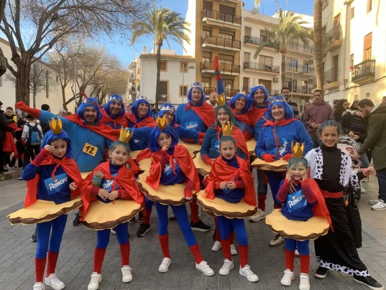 Grupo disfrazado de galleta 'Principe' en el desfile infantil de Carnaval Xàbia 2024