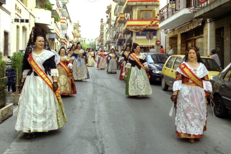 Pasacalle en el 50 aniversario de cargos anteriores de fogueres