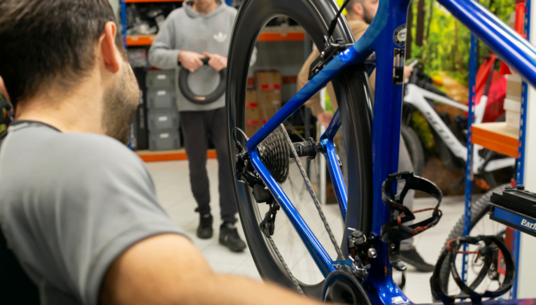 Pon tu bicicleta a punto en este taller que acaba de abrir sus puertas