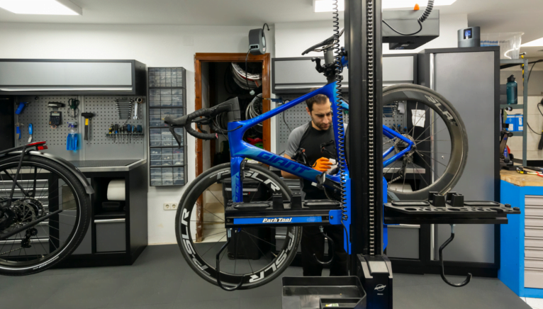 Servicios integrales en este taller de bicicleta de Jávea