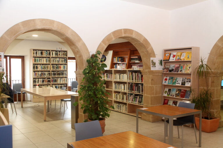 Una de las salas de consulta y lectura de la Biblioteca de Xàbia