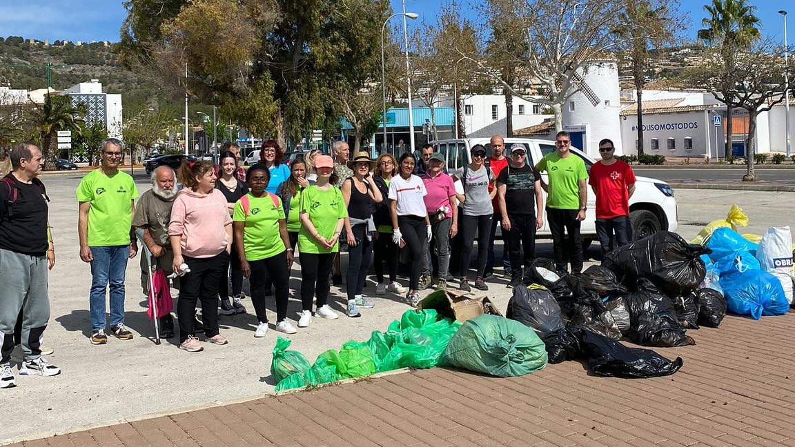 Voluntarios en la jornada de limpieza del río Gorgos