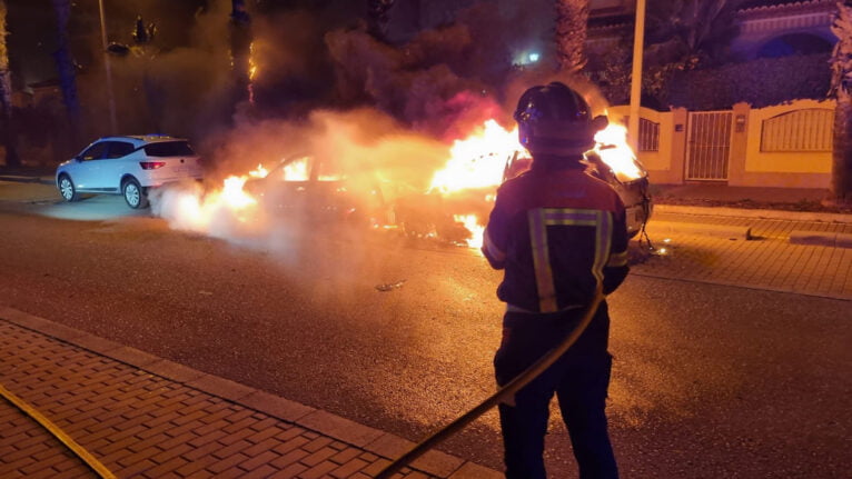 Incendio de dos vehículos en Xàbia