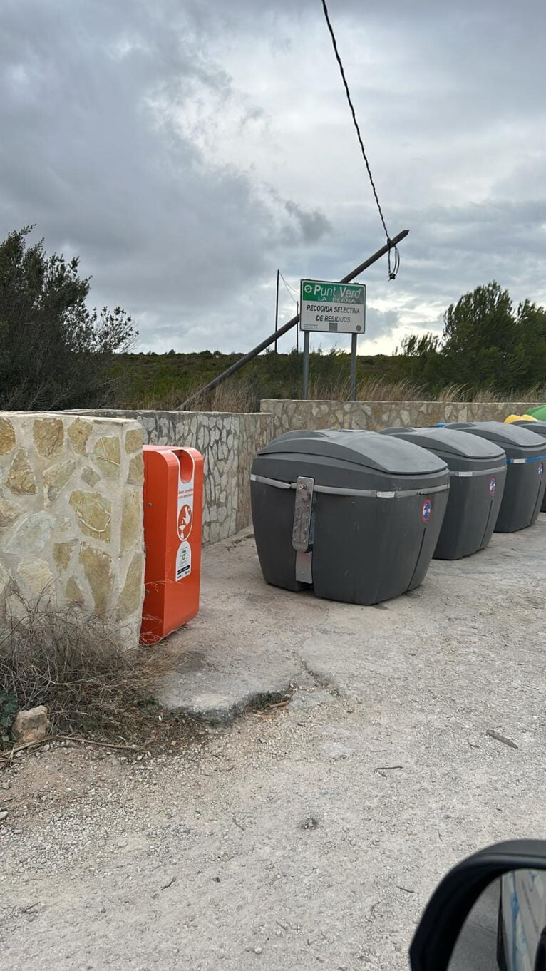 Poste de electricidad caído en la zona de la Plana