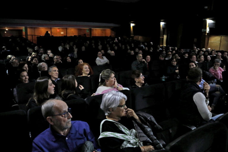 Público asistente al preestreno y coloquio en el Cine Jayan de 'Pájaros'