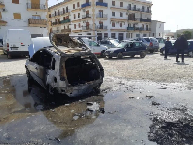 Imagen: Vehículo calcinado en un solar de Xàbia