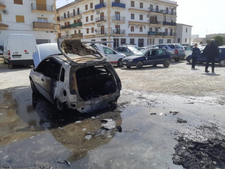 Vehículo calcinado en un solar de Xàbia