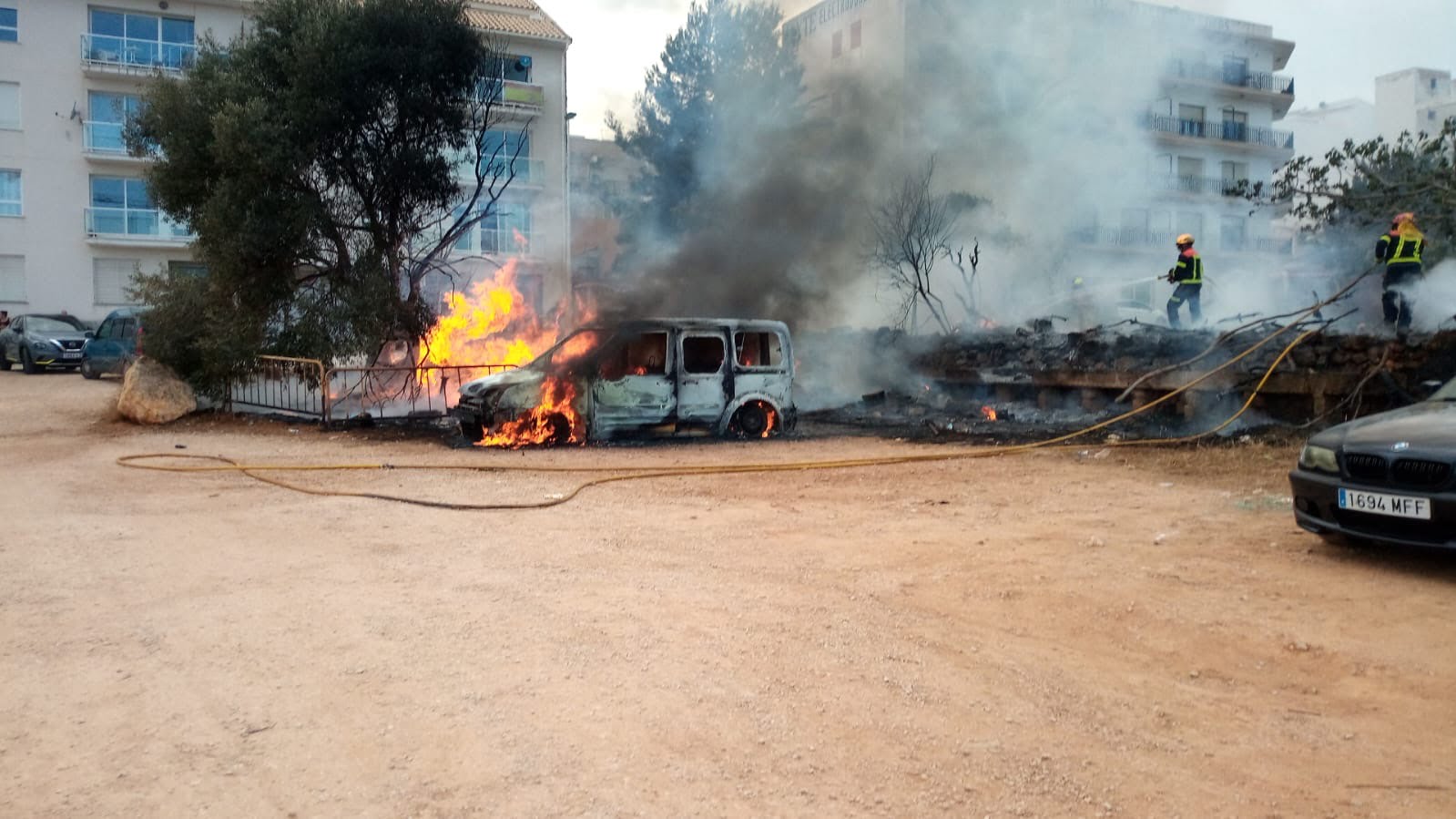 Bomberos sofoca las llamas del vehículo