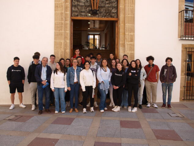 Imagen: Alumnos del IES La Mar visitan el Ayuntamiento de Xàbia