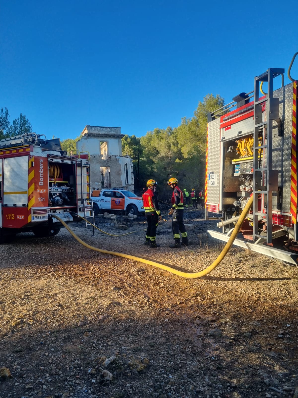 Bomberos durante las labores de extinción