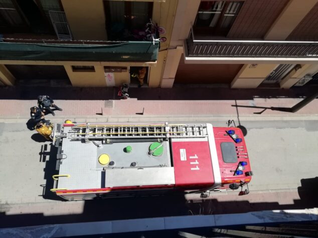 Imagen: Bomberos y Policía Local en el edificio donde ha sucedido el fuego