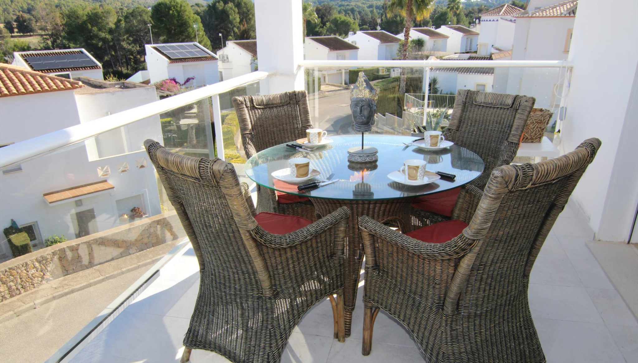 Celebra grandes cenas en esta terraza con vistas