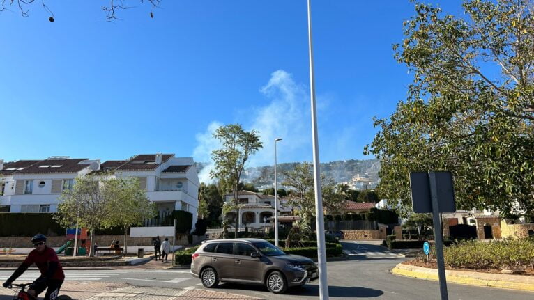 Columna de humo del incendio declarado en una parcela de Xàbia