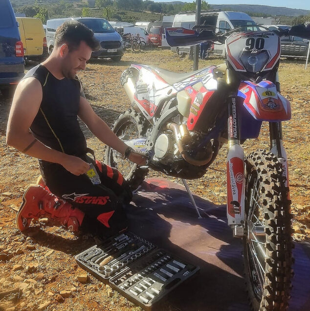 Imagen: Cristóbal Cholbi con su moto en Vila de Cati